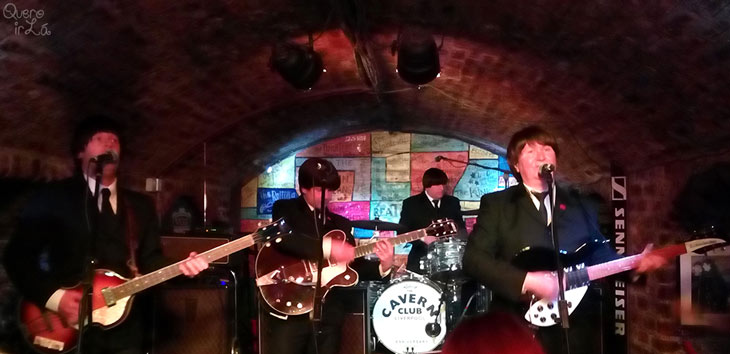 Cavern Club em liverpool com banda cover dos Beatles