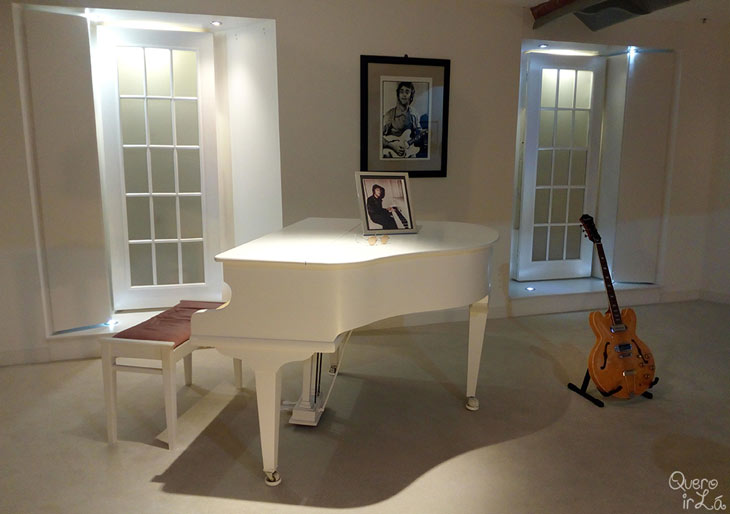 Piano branco no Museu dos Beatles em Liverpool