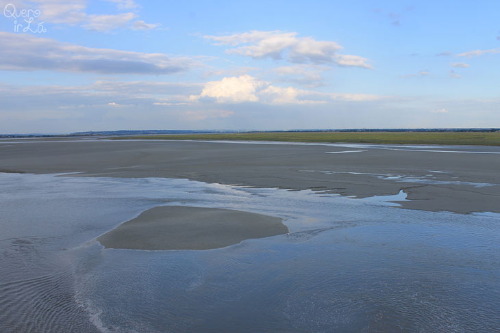 Subida da maré no Mont Saint Michel na região da Normandia, na França