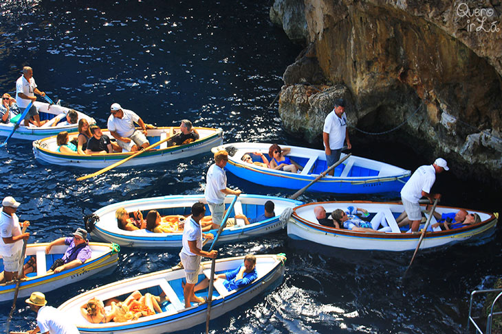 Barcos entrando na Gruta Azul, em Capri