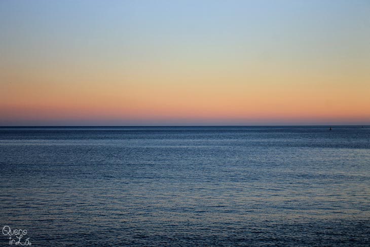 Pôr-do-sol em Sesimbra, praia de Portugal