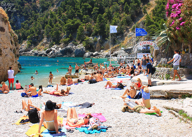 Praia na ilha de Capri, Itália.