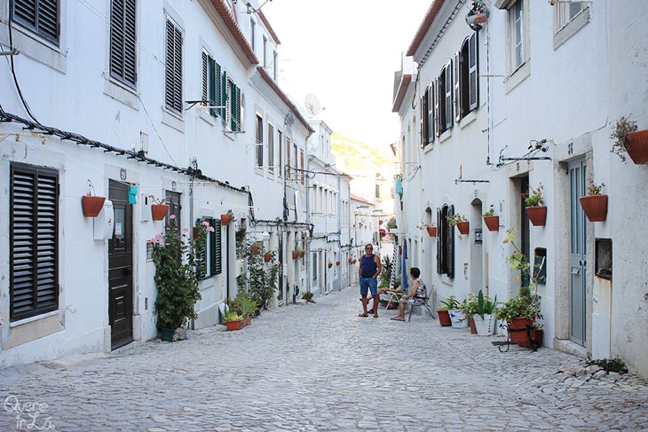 Ruas de Sesimbra, na região do Alentejo, Portugal