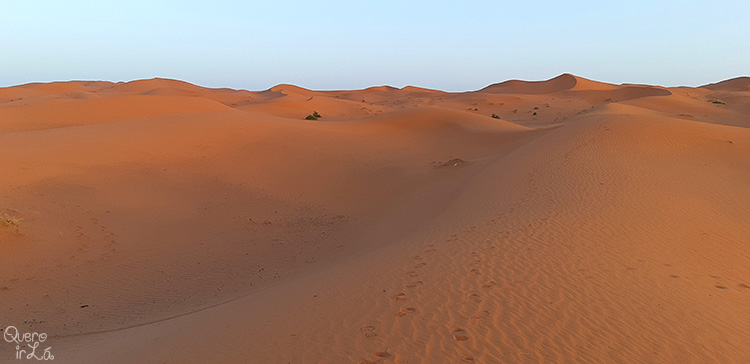 Amanhecer nas Dunas de Erg Chebbi, no Deserto do Saara.
