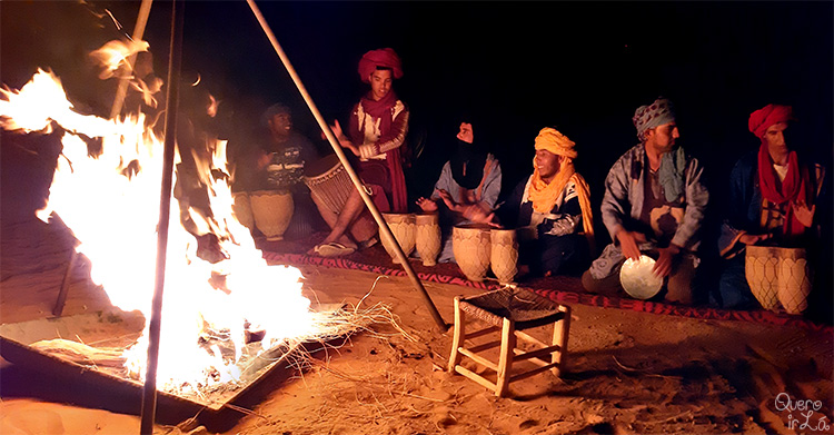 Apresentação de músicas típicas do povo berbere do Deserto do Saara