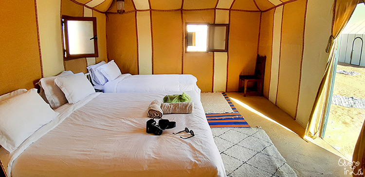 Tenda com banheiro e chuveiro em acampamento de luxo no Deserto do Saara, em Marrocos, África
