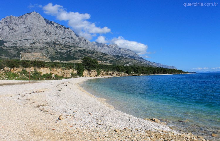 Praia de Baska Voda, na costa da Dalmácia na Croácia