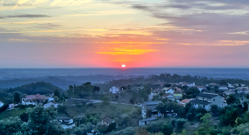 Pôr do sol na vila de Luso, Portugal